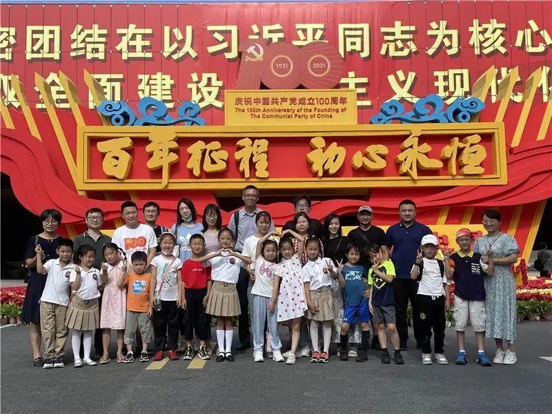 蓝色与黑色碰撞的拼接吊带裙，新颖时尚的感觉，你有没有心动呢？游戏画面